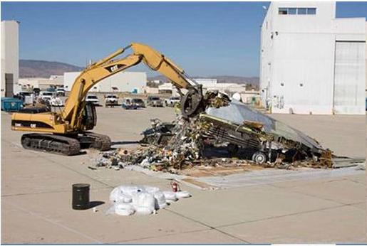 退役したF-117ステルス戦闘機の解体