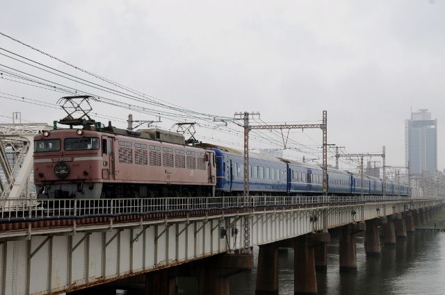 2011.6.18　4002ﾚ　日本海　EF81-106