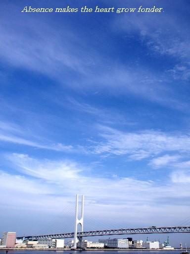 橋の上の空。