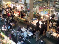 にぎわう唐戸市場