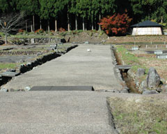 医者の家の跡に面した大きな東西道路跡