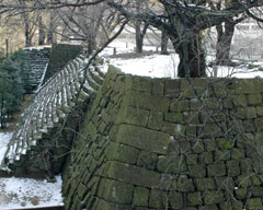 福井城址本丸西側の石垣