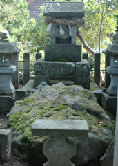 継体天皇が立ったと伝えられる石塚神社の岩座