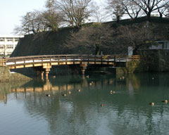 福井城址御廊下橋、かつての天守閣付近