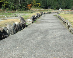 南北幹線道路から一本西側入った所の南北道路跡＝立体復元町並みより続く