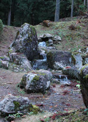 諏訪館庭園上段の小規模な岩石組