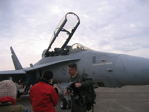 地上展示F/A-18 02