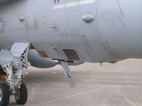 地上展示F/A-18 03