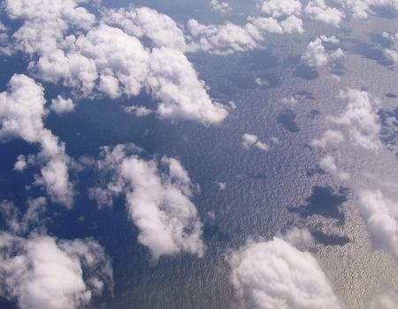 海に映る雲の影