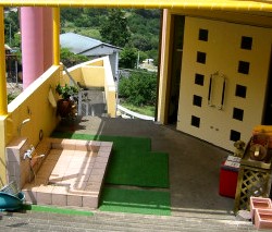 お散歩から帰ったら足洗い場で綺麗にするの
