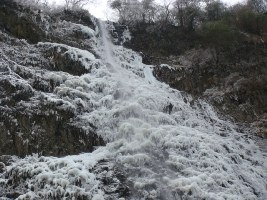 高漠の滝