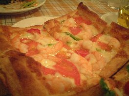 芝えびとトマトのピザ