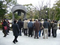 平和の鐘の前で黙祷