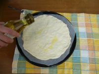 ピザ生地穴あけ＆オリーブオイル