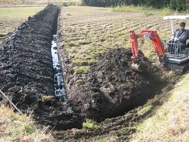 溝掘り進み