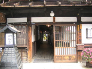 奈良井・間口の狭い家