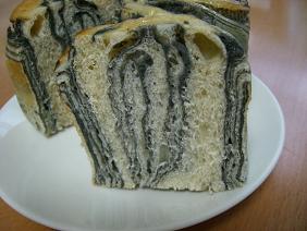 黒ゴマシートの【折り込みパン】断面