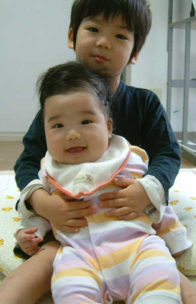 9/25お兄ちゃん抱っこ