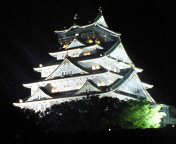ライトアップに浮かぶ大阪城