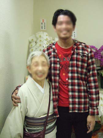 お婆ちゃんと息子.jpg