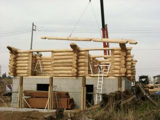 電線越しにクレーン作業です