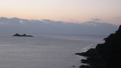 朝焼けに染まる魔見ｹ島と鬼ヶ城
