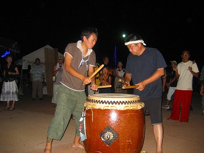 ハーバーマーケットで　ゲリラ寄せ太鼓