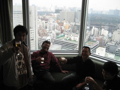 ３２階の控え室にて仮眠前の乾杯！！