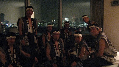 夜景をバックにいざ出陣