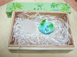 さくら菓子とカエル