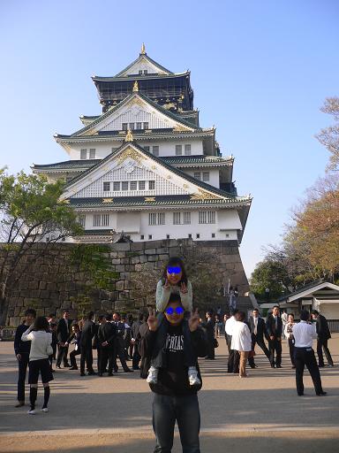 大阪城の前で