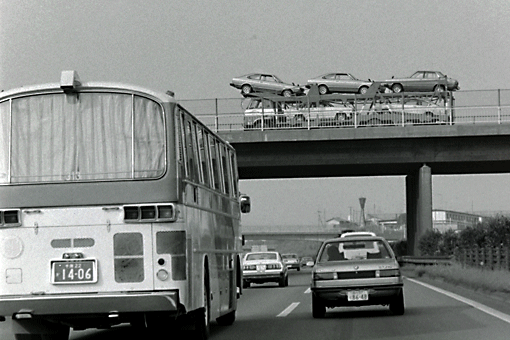 車の上に車を載せて.gif