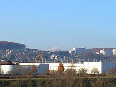 遠くに富士山