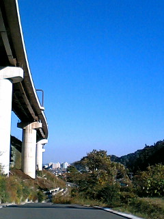 高速道路と高層マンションと