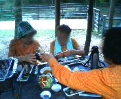 200709181203    目の前で炭焼き.jpg