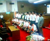 200808191435   桐蔭・議場で整列.jpg