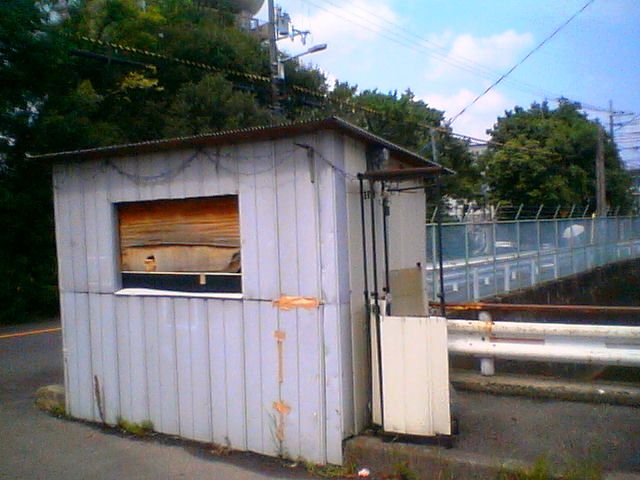 200809061128   橋の上の小屋.jpg