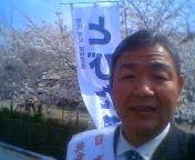 200804031423   桜並木の前で.jpg