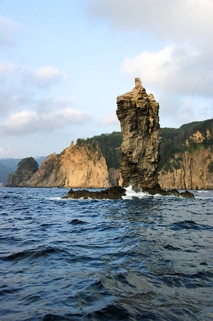 268.夕日の当たるろうそく岩