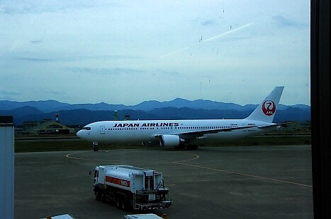 255.小松空港に降りてきた飛行機は、