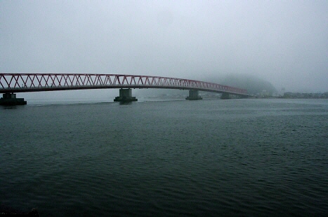 77.霧にかすむ厚岸大橋