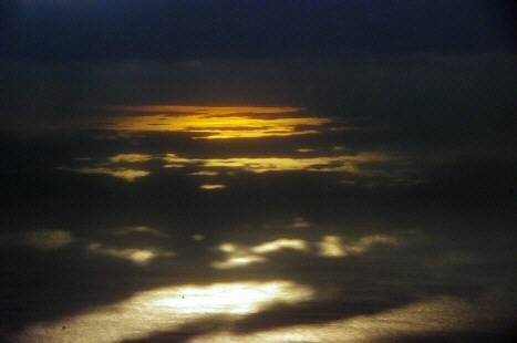 111.雲の間から海にさす光