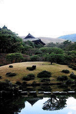 367.東大寺の南大門、若草山を借景に