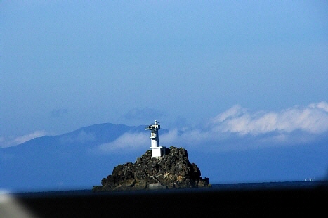 160.海上の灯台と津軽半島