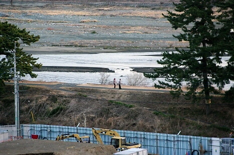 7.酒匂川土手を後ろ向きに歩いている老夫婦