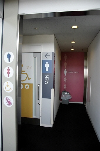 24.モダンな神戸空港のトイレの標識