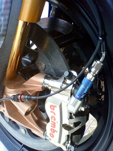 yzr-m1_キャリパー