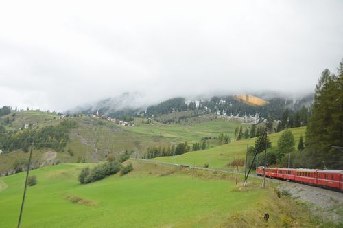 鉄道から見たスイスらしい風景