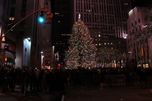 ニューヨークのロックフェラーセンターにある巨大なクリスマスツリー