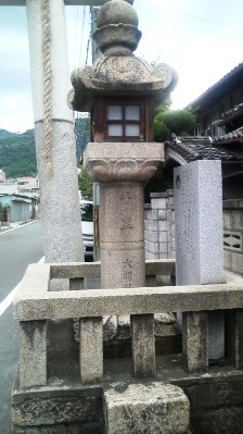 枚岡神社・一の鳥居前の灯籠.JPG